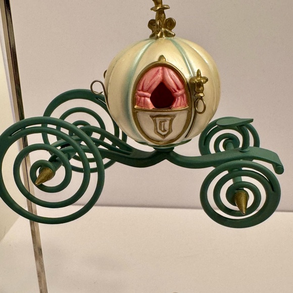 WDCC Enchanted Places “An Elegant Coach for Cinderella” Ornament - Picture 7 of 13